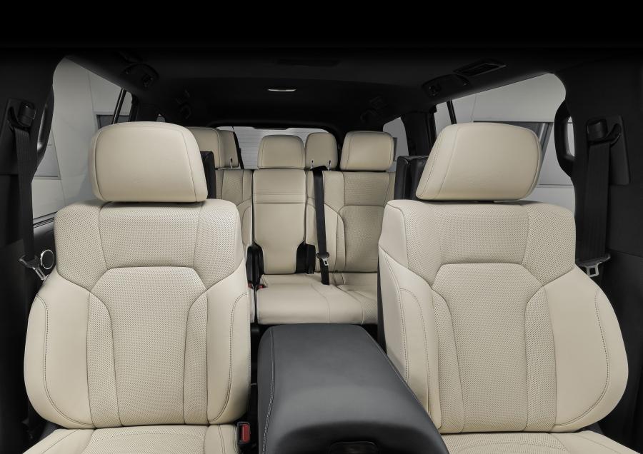 Интерьер Lexus LX570 Inspiration Series (URJ200) 2018 года  (NA) (фото 5 из 9)